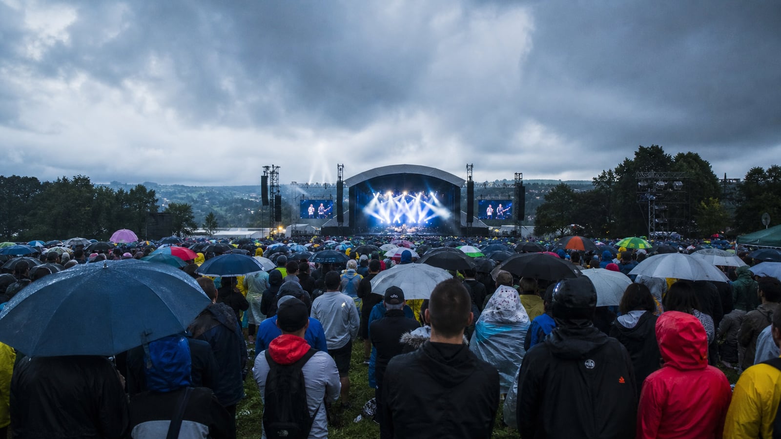 Notitieboek, rekenmachine, ov-kaart, waterfles en maaltijd naast een festivalpolsbandje